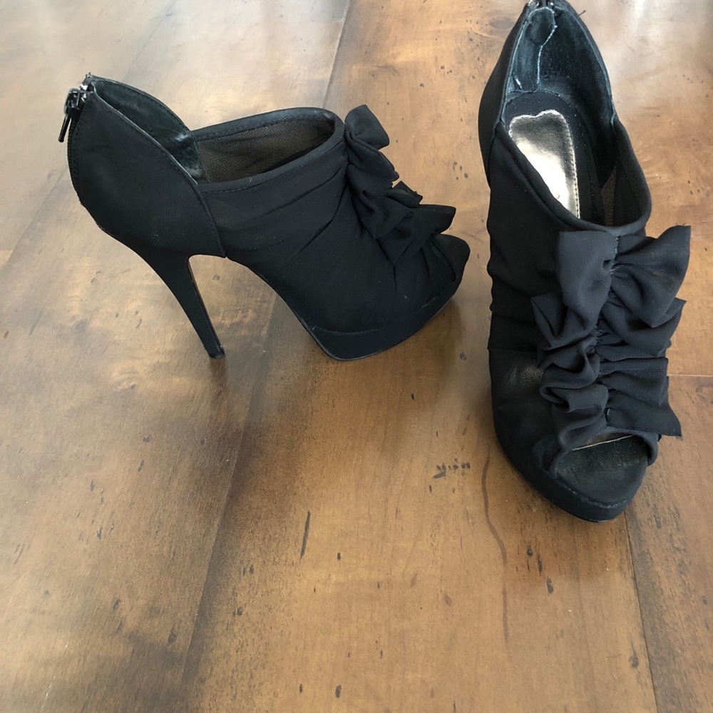 Chinese Laundry Haylie black chiffon size 8 heels